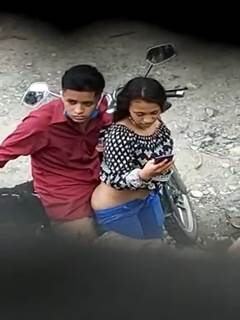 Flagra novinha fodendo encima da moto