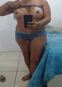 Dona de casa peituda gostosa deixou marido tirar fotos dela pelada e postar na net