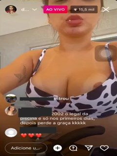 Dra. Deolane Bezerra pagou peitinho na live