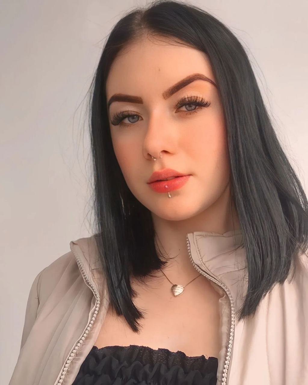 Geovana pelada e metendo gostoso