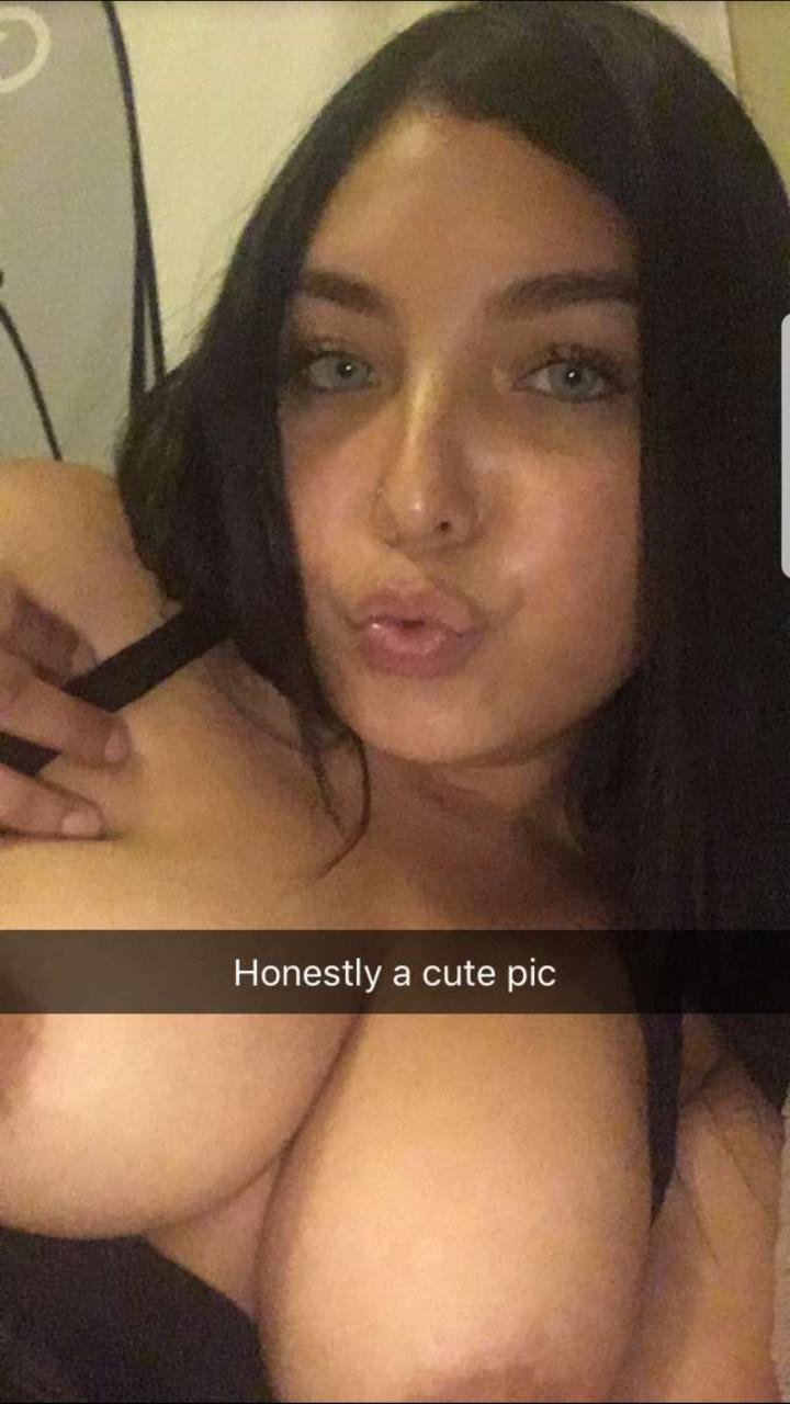 Gordinha bucetuda pelada